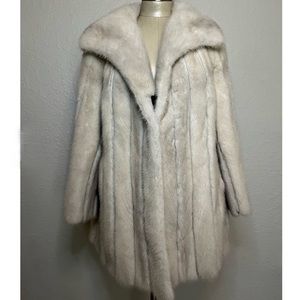 Vintage fox fur coat🤍
Gorgeous smooth fox fur coat with single hook closure.